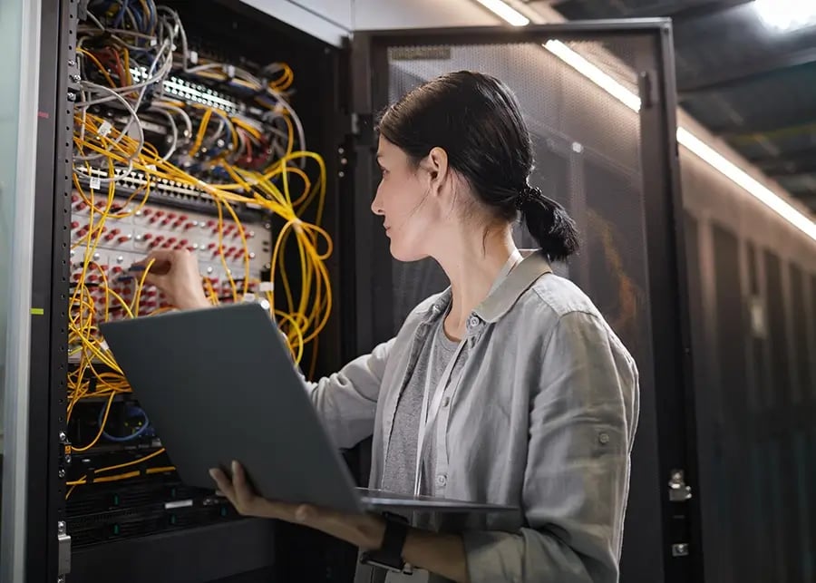Woman in server room - NIS2 regulation for network security