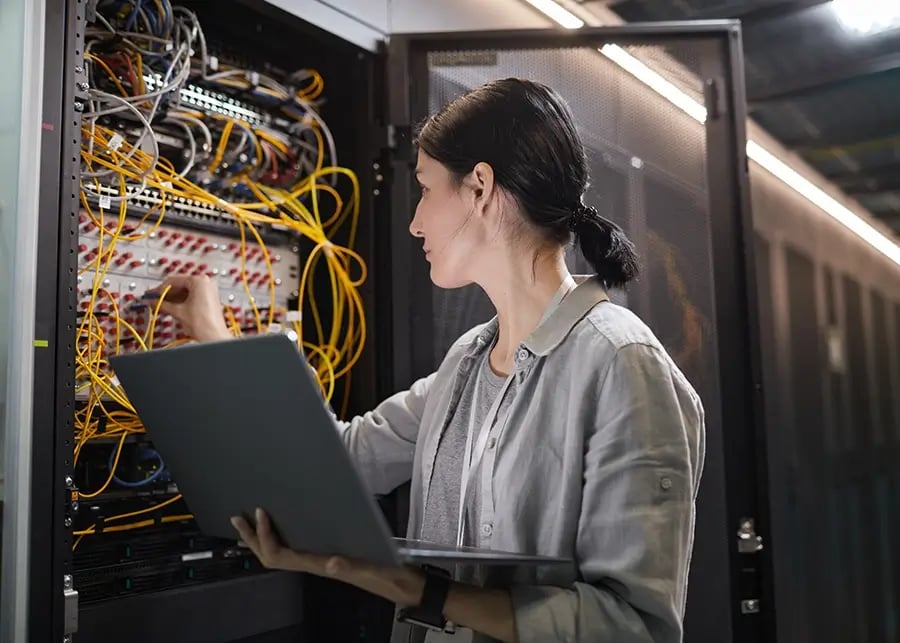 Woman in server room - NIS2 regulation for network security Woman in server room - NIS2 regulation for network security